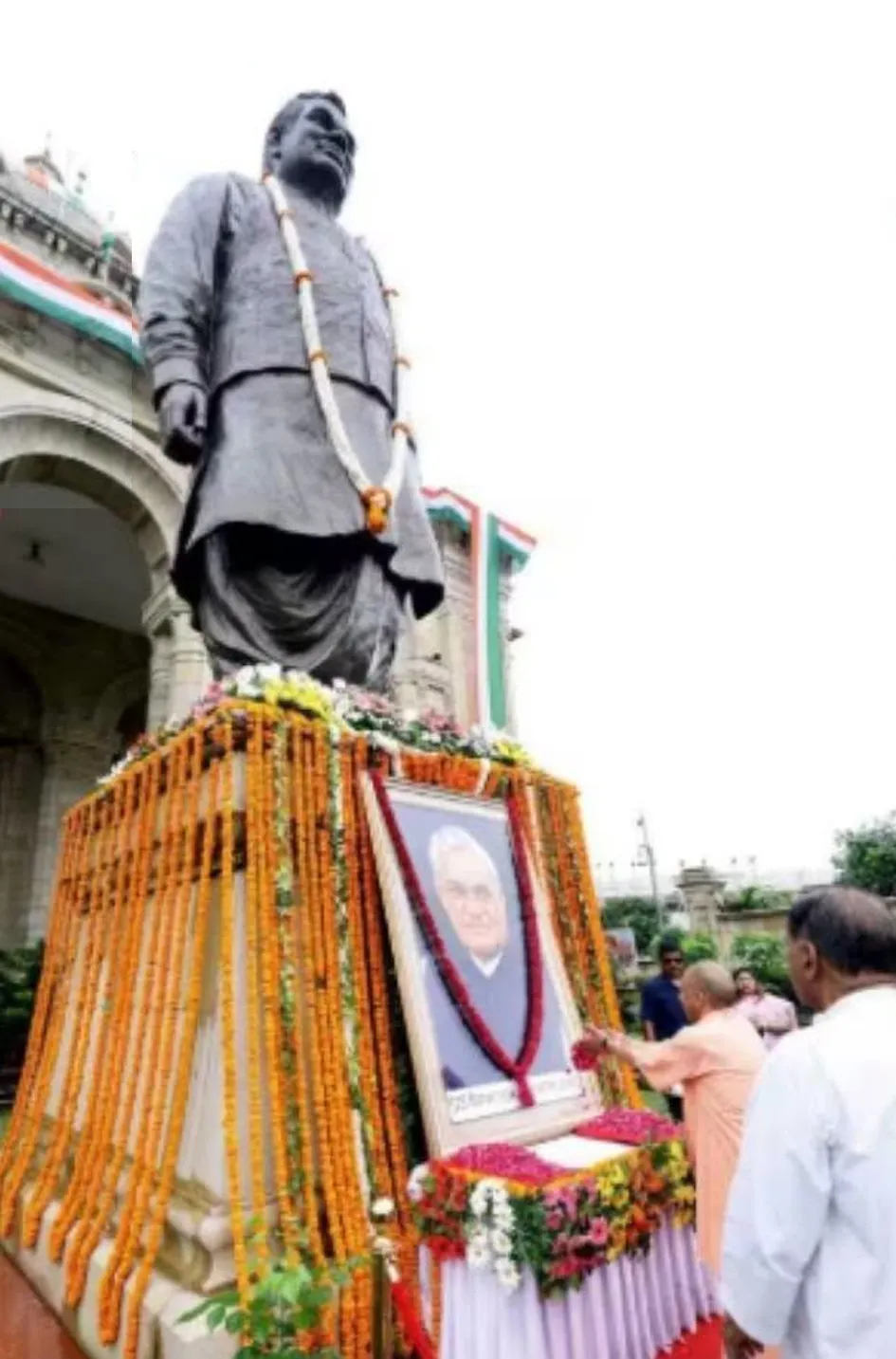 पूर्व पीएम Vajpayee की 8वीं पुण्यतिथि पर सीएम योगी ने दी श्रद्धांजलि