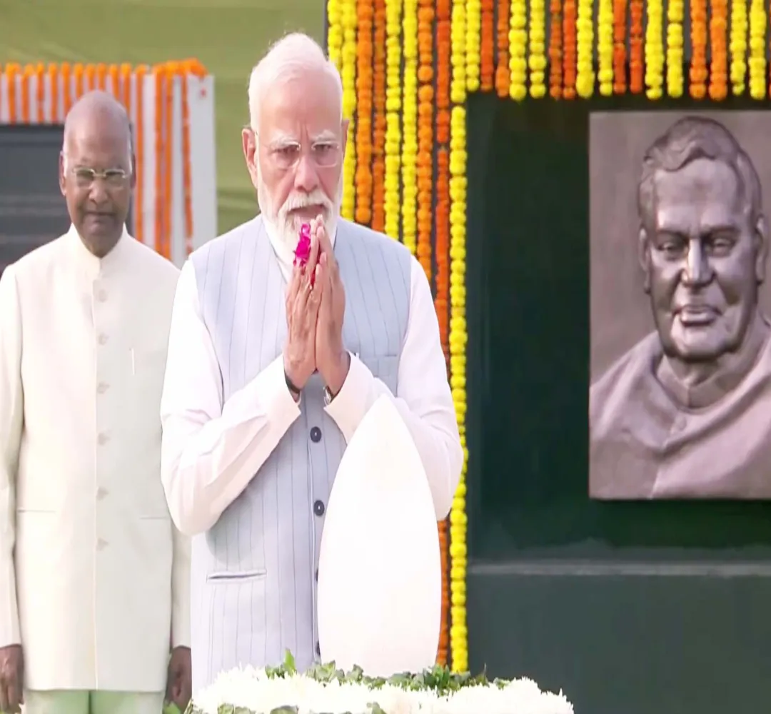 पूर्व पीएम Vajpayee की आठवीं पुण्यतिथि पर पीएम मोदी सहित कई दिग्गजों ने सदैव अटल पहुंचकर दी श्रद्धांजलि