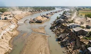 नदियों से खत्म हो रही रेत, रुक जाएगा Construction का काम