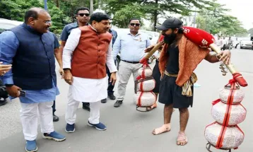 CM Dr. Yadav इंदौर में काफिला रूकवाकर कावड़ यात्री से मिले