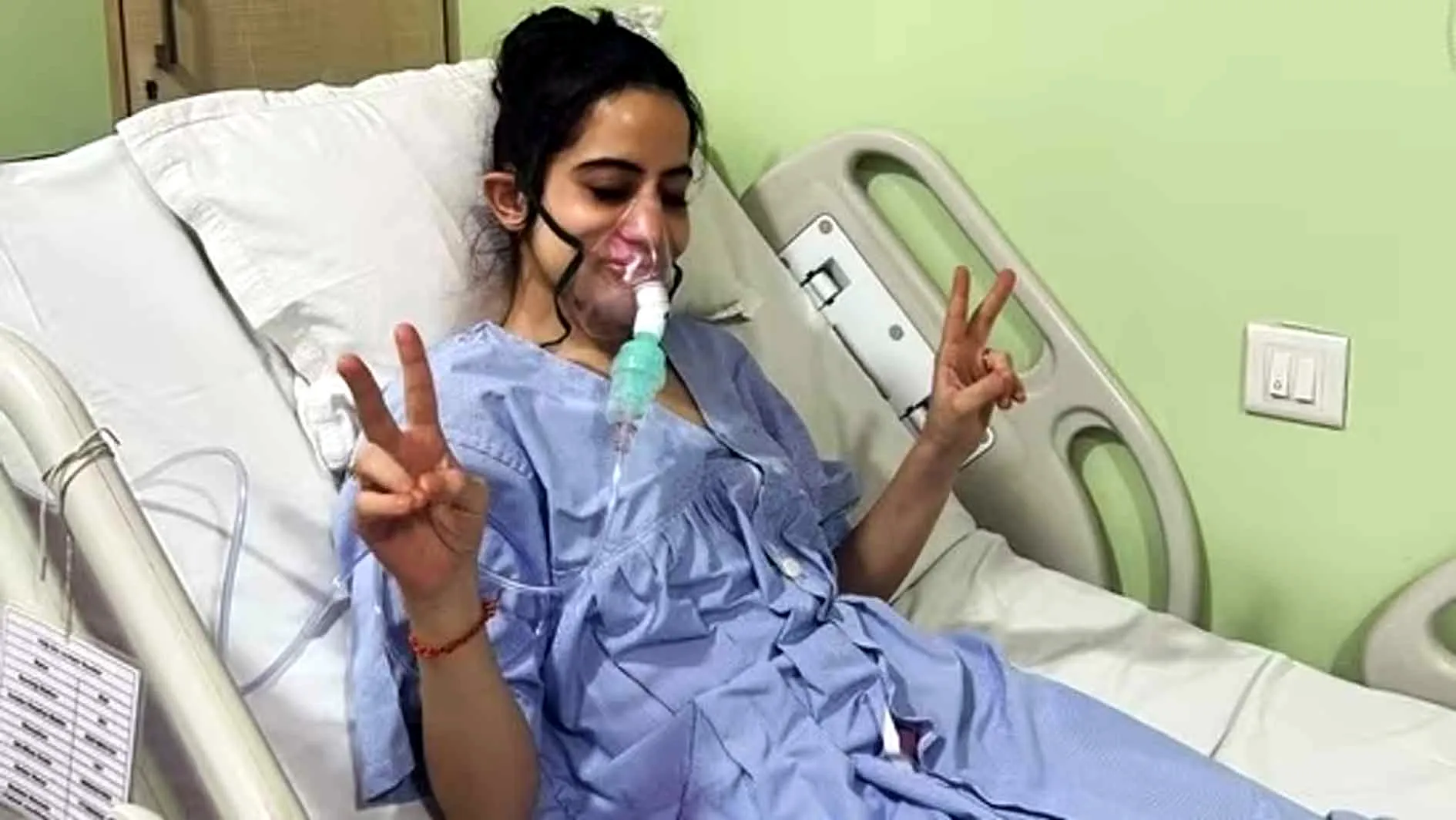 Urfi Javed की अस्पताल की तस्वीरों से फैंस चिंतित