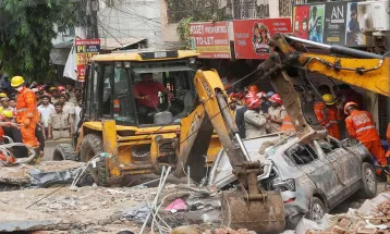 दिल्ली में इमारत ढहने से भीषण त्रासदी: CCTV में दिखा बिल्डिंग गिरने का मंजर, अब तक 6 की मौत
