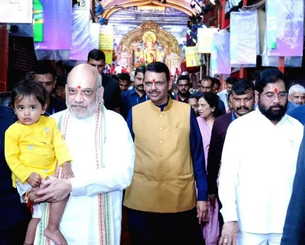 Amit Shah ने परिवार के साथ किए लालबाग के राजा के दर्शन, फडणवीस और शिंदे भी रहे मौजूद