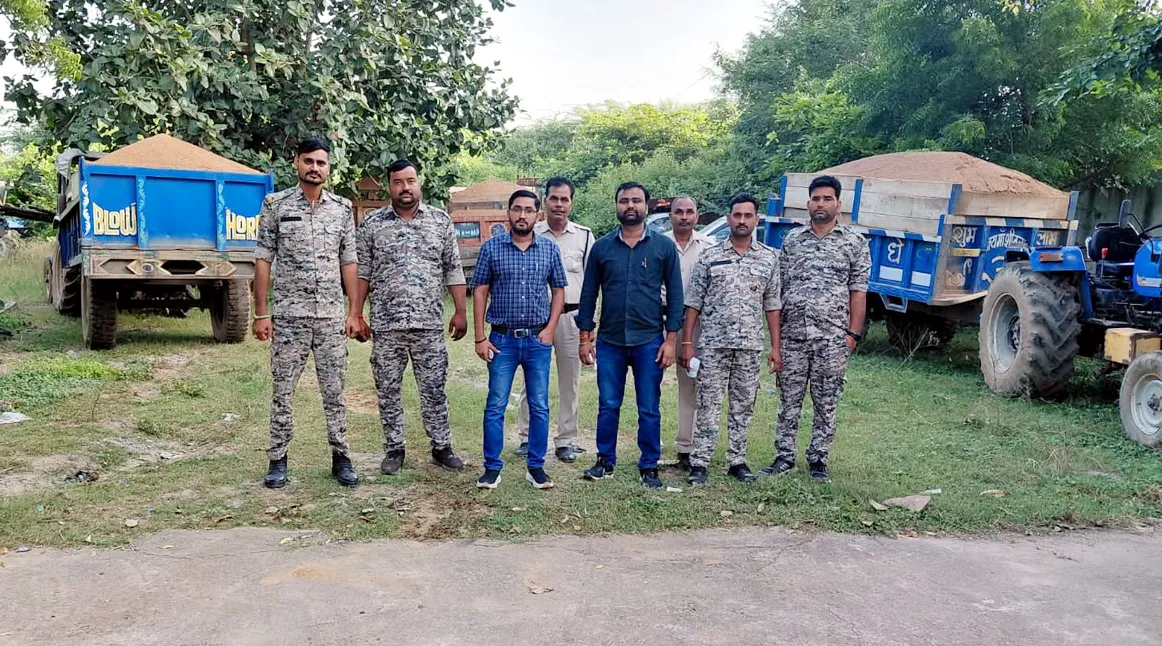 Collector Ruchika Chauhan के निर्देश पर अवैध खनन व परिवहन पर प्रशासन की सख्ती, रेत-मुरम से भरे 9 वाहन ज़ब्त