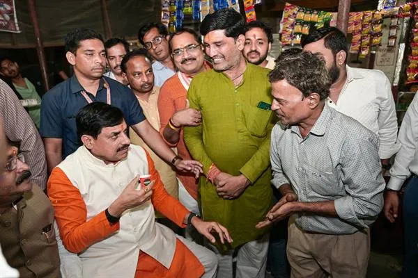 CM Dr. Yadav ने बरेला में सड़क किनारे लगी दुकान पर पी चाय