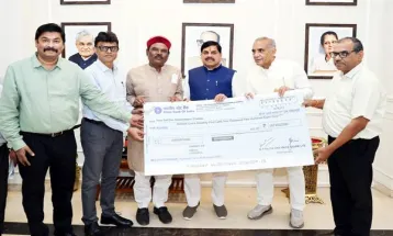 CM Dr. Yadav को वन विकास निगम की ओर से सौंपा गया 16 करोड़ 74 लाख 2 हजार रुपए के लाभांश का चेक