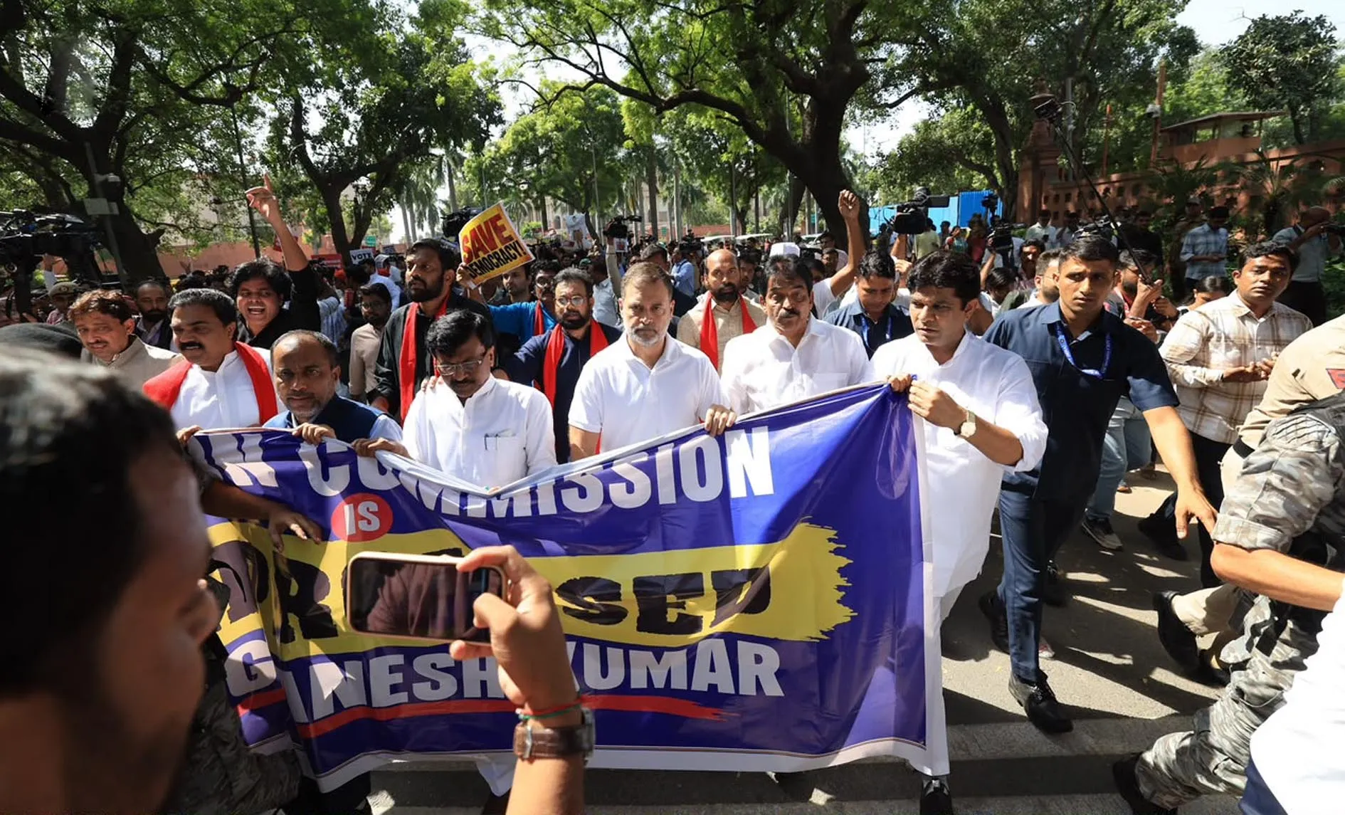Gyanesh Kumar के इस्तीफे की मांग पर 19 विपक्षी दलों का ‘सेव डेमोक्रेसी मार्च’, राहुल गांधी और प्रियंका गांधी भी हुए शामिल