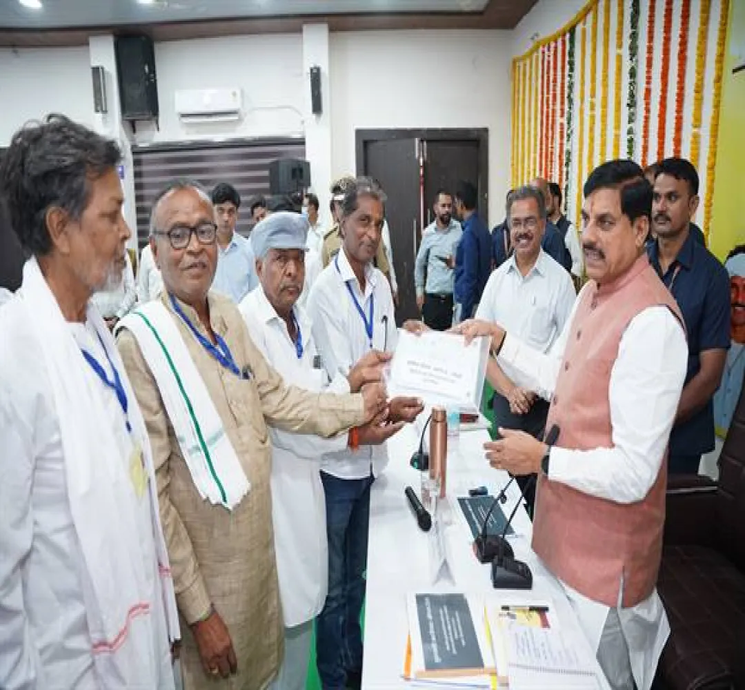 CM Dr. Yadav ने ग्रामीणों को वितरित किये रजिस्ट्री प्रमाण-पत्र