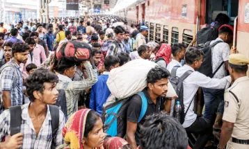 सूरत से 'Chalo Gaon' आंदोलन: शोषण से त्रस्त लाखों मजदूर कर रहे घर वापसी