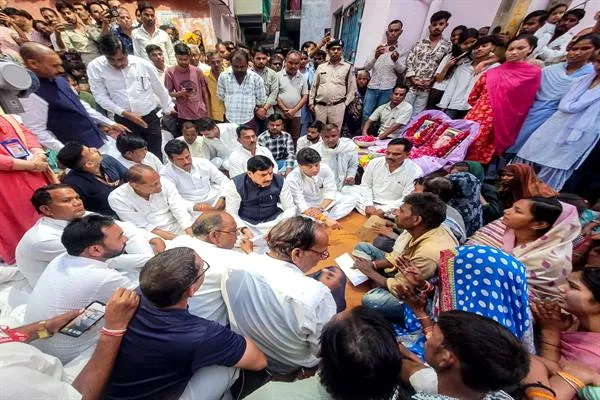 CM Dr. Mohan Yadav ने दुर्घटना में अपने परिजनों को खोने वाले परिवारों को बंधाया ढांढस