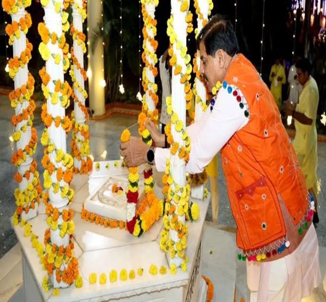 CM Dr. Yadav ने आचार्य श्रीराम शर्मा और माता भगवती देवी की चरण पादुका स्थली पर की पूजा-अर्चना