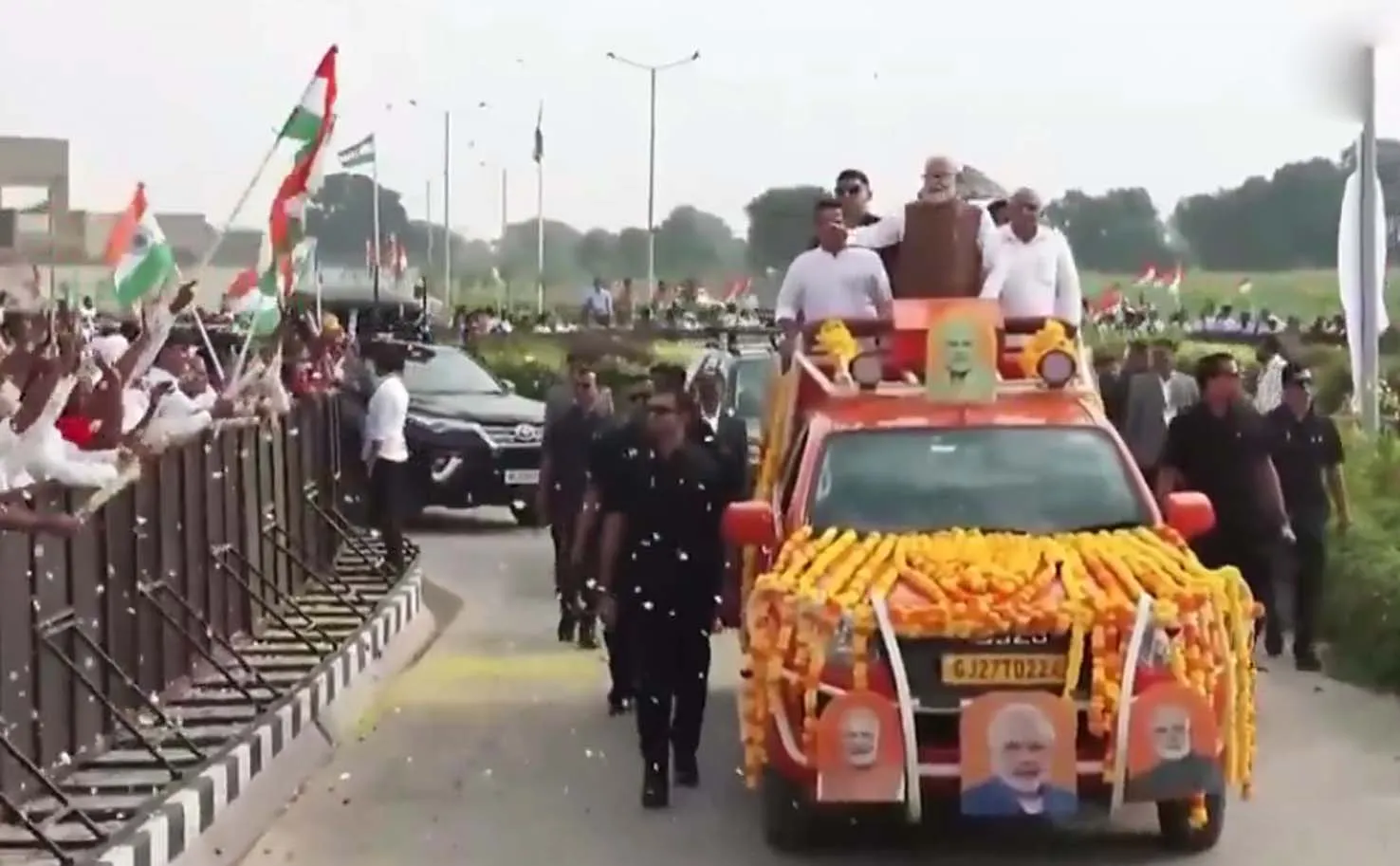 PM Modi गुजरात पहुंचे दो दिवसीय दौरे पर, बनासकांठा में किया रोड शो